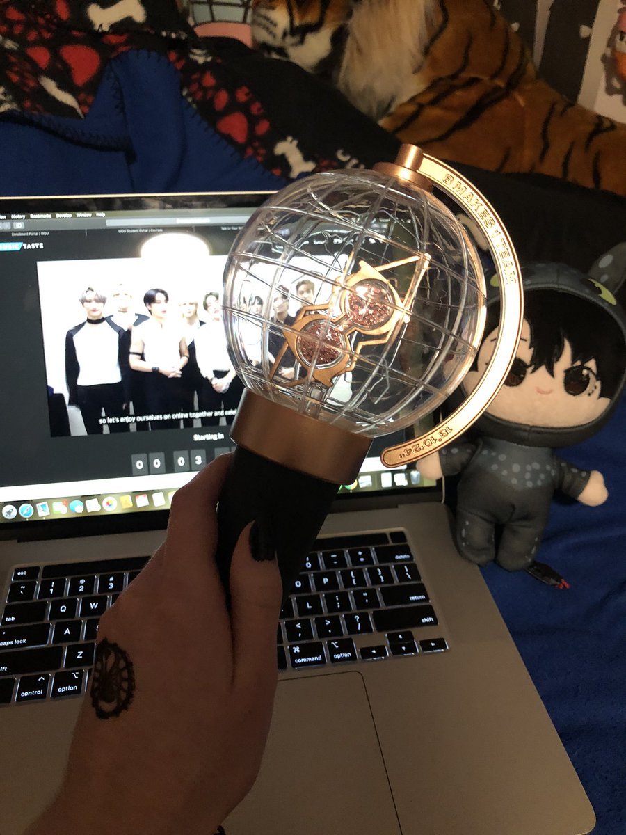 KyScarlet7's tweet photo. I’m so excited for the concert!! I’m ready!! 😆 Thank you Ateez for giving me the opportunity to see you guys live!! 💕 I love you! 

@ATEEZofficial #2_Years_With_ATEEZ #InOregon #ATEEZ @_mymusictaste https://t.co/vMkmdUICCE