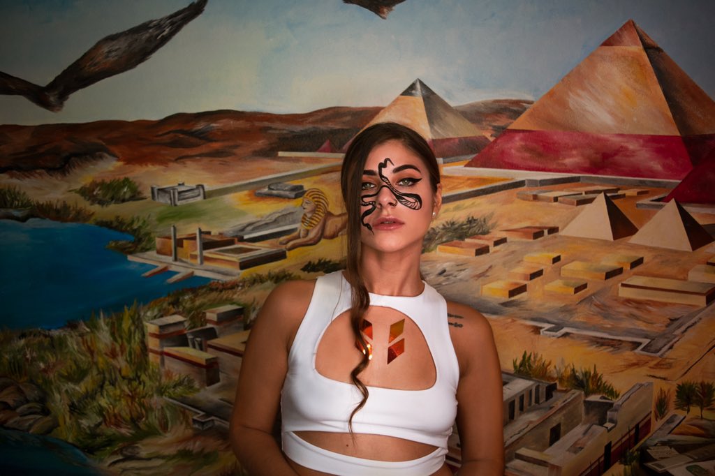 yeyo478's tweet photo. @damnitsjocelyn working on the pyramids beside me 🥵
Makeup &amp; Styling : Eddy &amp; Jocelyn https://t.co/3BFiCViAvJ