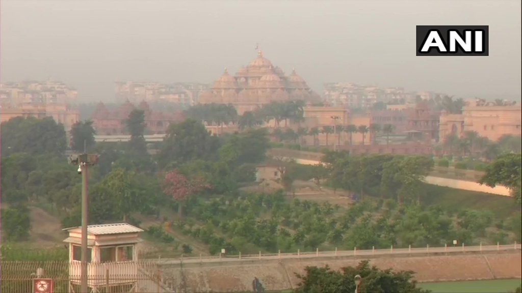 ANI's tweet photo. Delhi: Particulate Matter 2.5 recorded at 359 (very poor category) in Patparganj, as per Central Pollution Control Board (CPCB) data.
Visuals from area around Akshardham Temple https://t.co/b8I8IMHXt5