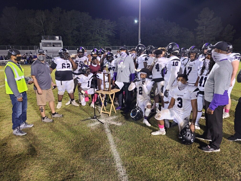 CwoodFootball96's tweet photo. Your Crestwood Knights defeat Lakewood 27-6 to improve to 3-2 (3-2) on the season. #4 (DB) Quinton Harrison was named Player of the game behind 3 interceptions and 2 total TDs. #10 (WR) Desmond McMillan was also named Scholar Athlete of the week. Congrats Knights #ShieldsUp 🛡⚔️ https://t.co/k0T0a15MBE