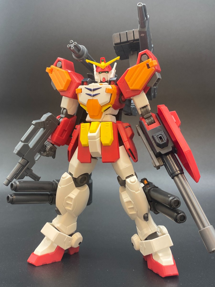The Gundam Base 新商品カスタマイズ 本日発売の Hg 1 144 ガンダムヘビーアームズ をビルドファイターズ系のウェポン等を使用して更に重武装にカスタム 背面の2軸ジョイントのほかにも脚部ミサイルポッドを外せば3 ジョイントが使えるので武装の幅