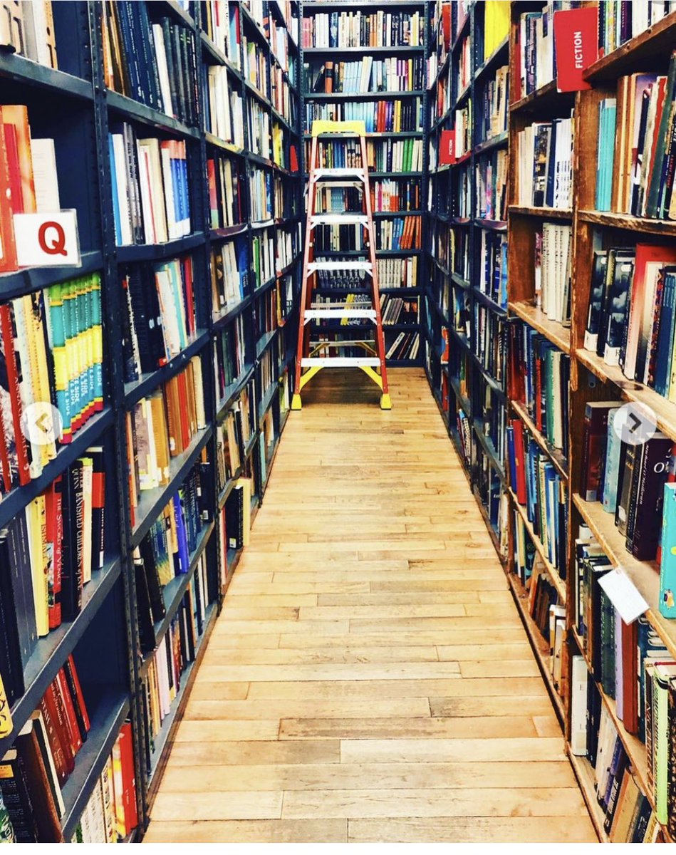 книги магазин одежды. интерьер современной библиотеки. книги магазин одежды. британский книжный магазин. книжный магазин в городе.