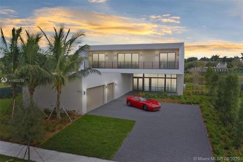 SantanaCompass's tweet photo. It’s been a long road for our client and for him to finally move into his home after months of construction. We made it and your new modern home looks awesome. Congratulations and as always - thank you for your trust in Santana Group
#westonfl #weston #realestate #botaniko https://t.co/bznK7q72aI