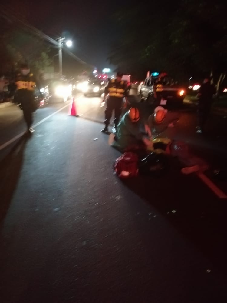 #TráficoSV | Comandos de Salvamento Seccional Santa Ana, verifican el cuerpo de una persona fallecida sobre la carretera que conduce desde Santa Ana, hacia Chalchuapa a la altura de Ciudad Real, hasta el momento se desconoce su identidad.
#ITVX https://t.co/hjxdb0RmsV