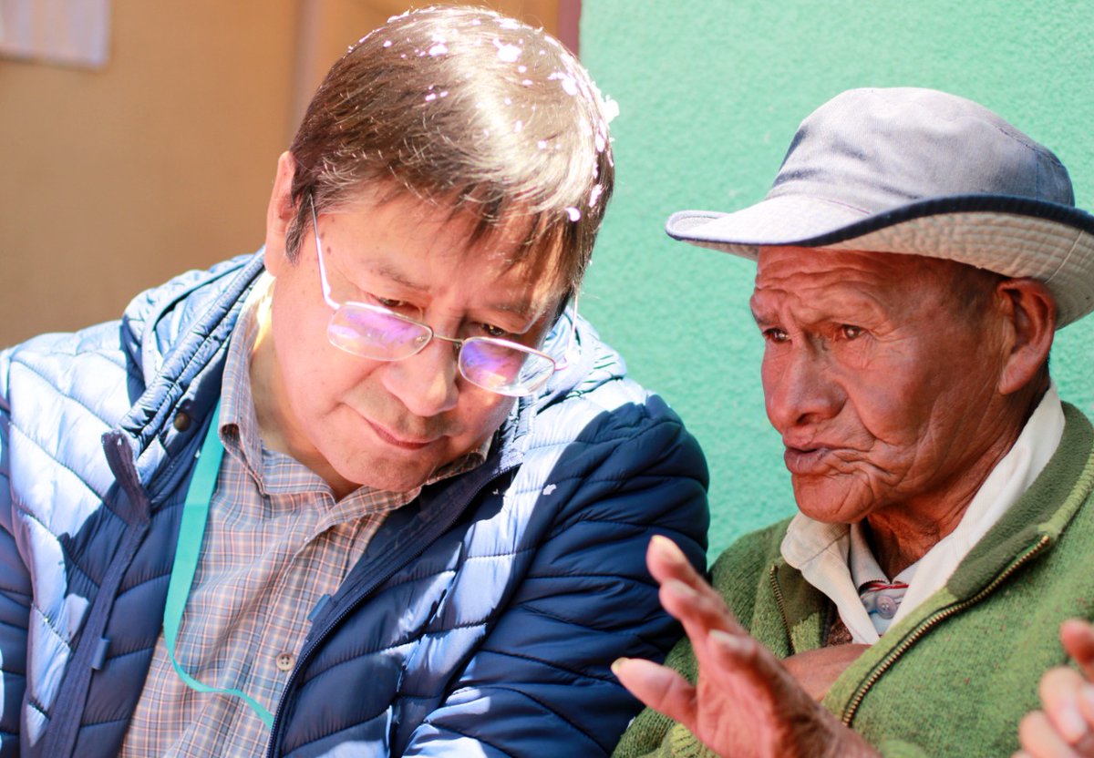 Agradecido por tanto cariño y compromiso de las abuelitas y abuelitos de la Comunidad Awicha de #LaPaz. Su experiencia y sabiduría guiarán nuestras decisiones. #VamosASalirAdelante