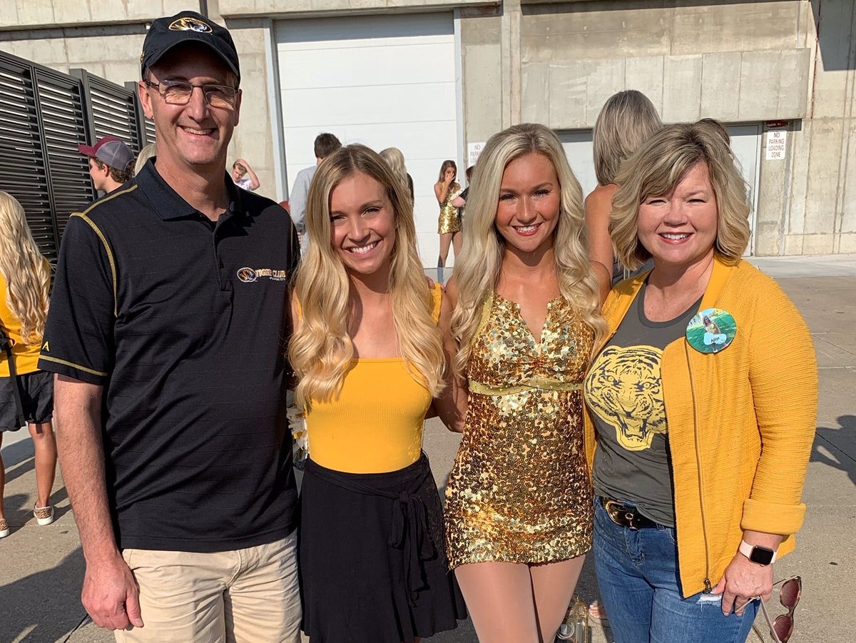 And today, we still take lots of pictures with the  @MizGoldenGirls!