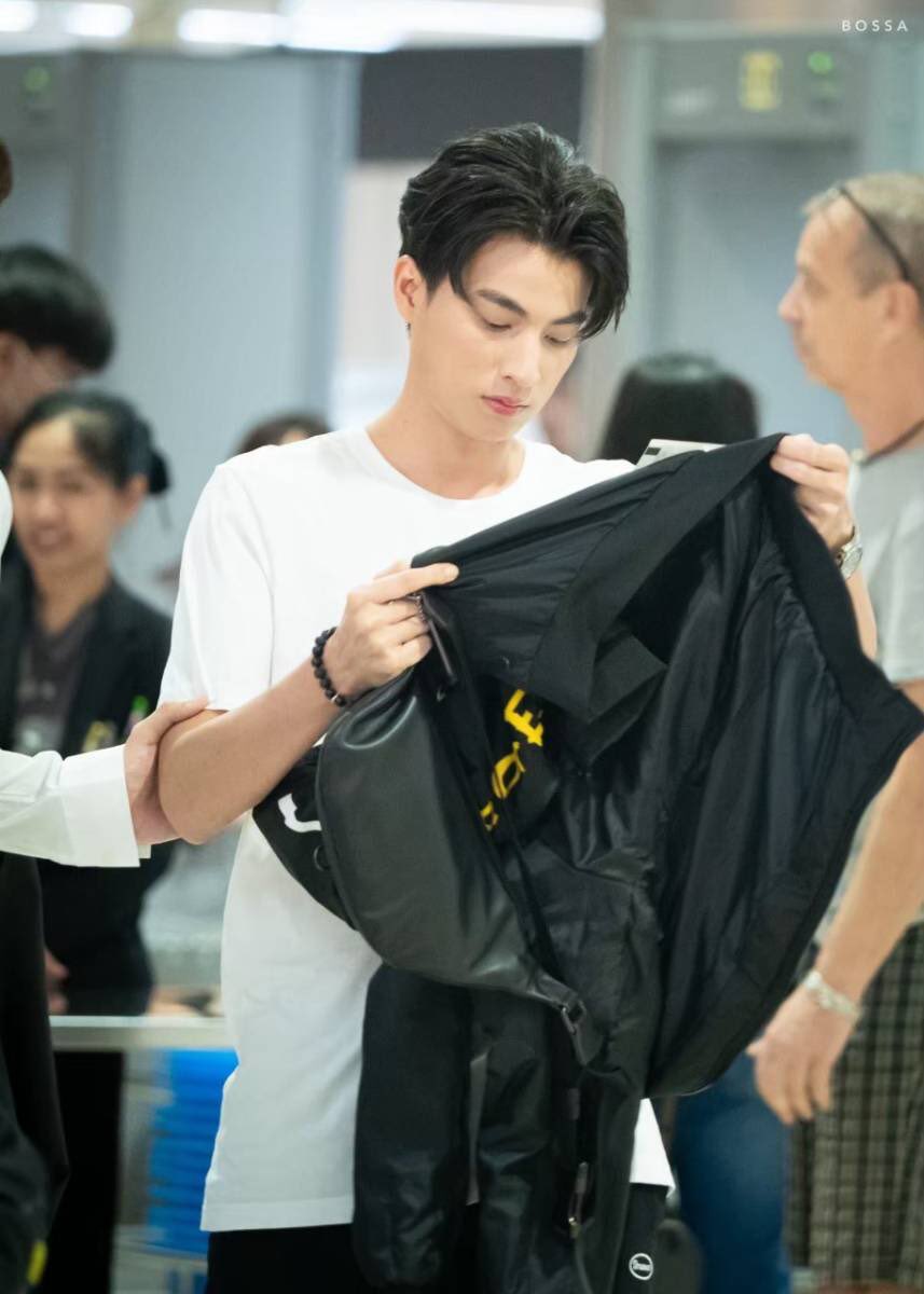 PhotosGulf's tweet photo. ~~
@gulfkanawut 
#GulfKanawut 
#ลูกบอลของคุณบิ๊กกลัฟ https://t.co/HLNsjkoyli