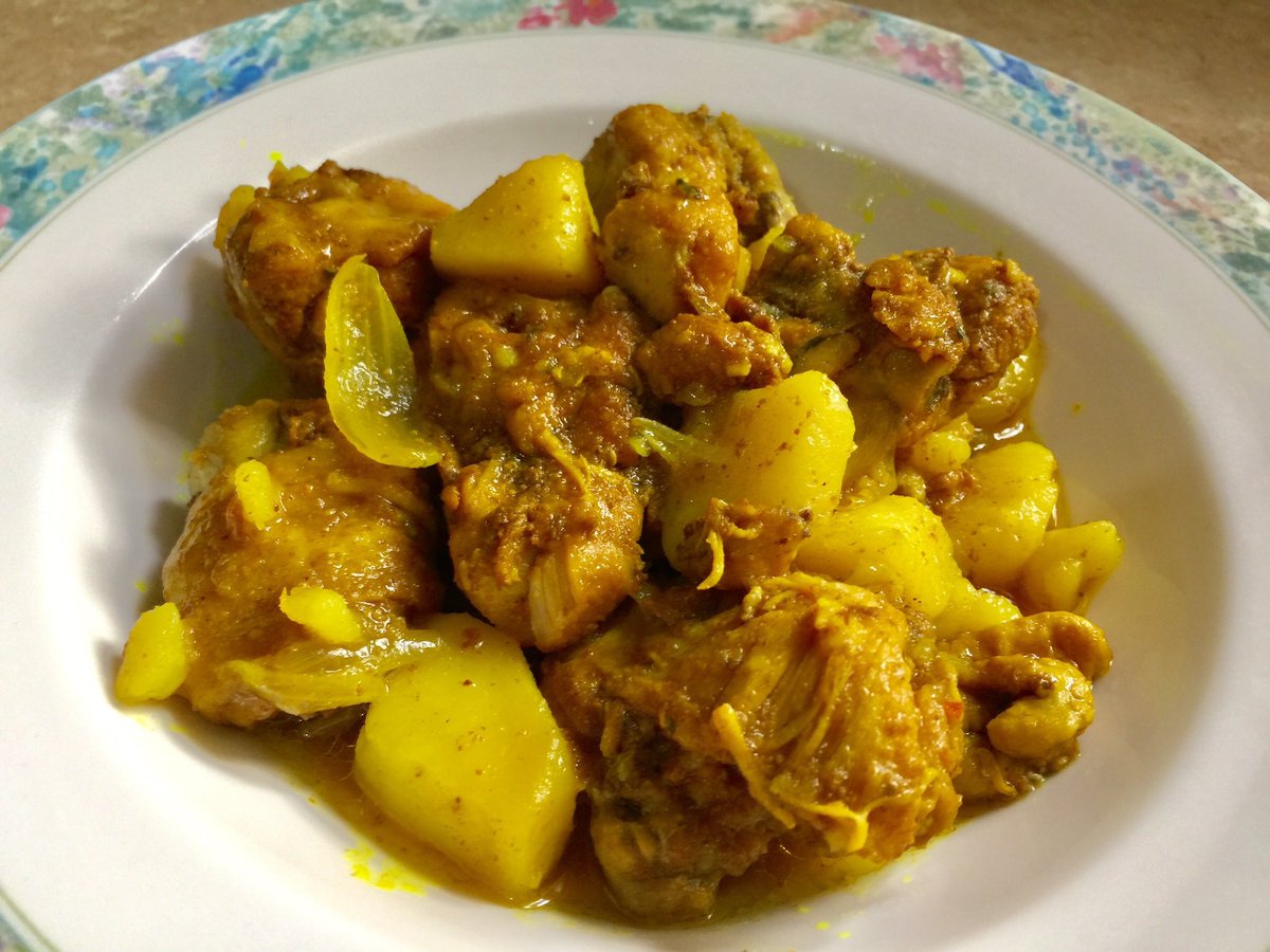sidemoonblue's tweet photo. Since we are still on the topic of food let’s me just say that curry chicken and Jamaican beef patties are some of the best foods out idc https://t.co/maSyRt9PtF