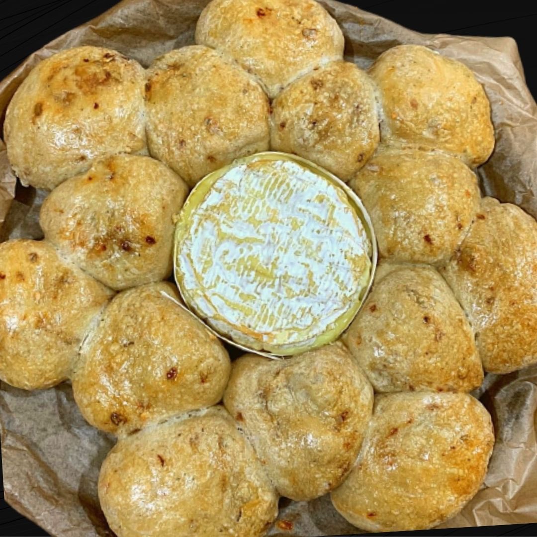 KhaulaChaudhry's tweet photo. Tear and share chicken bread:-
.
#khaulachaudhry #tearandsharebread #monkeybread #pizzadough #doughballs #camambert #cheese #cheeselover #cookery #leftovers #weekendvibes #leftoverrecipes #budgetfriendly #recipes #food #recipes #easyrecipes #baking #bakingforfun #breadbaking https://t.co/vgH6VSbOD3