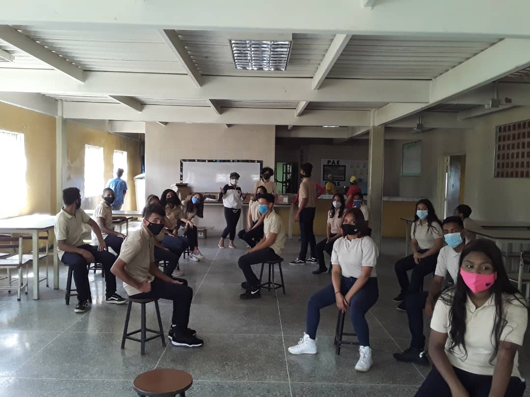 CircuitoCaribia's tweet photo. Entrega de Tables por parte del @MPPEDUCACION a los Estudiantes de 5to Año del Liceo "Gran Cacique Guaicaipuro" y activación del CEBIT por CONATEL y CANTV @ZonaEducativaDC @psuvaristobulo @jorgerarguello @Conatel https://t.co/z55cazWXkL