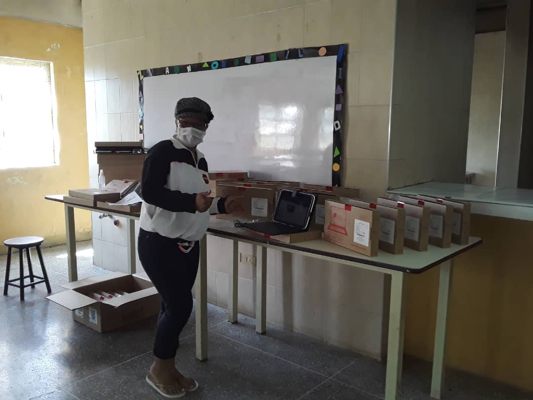 CircuitoCaribia's tweet photo. Entrega de Tables por parte del @MPPEDUCACION a los Estudiantes de 5to Año del Liceo "Gran Cacique Guaicaipuro" y activación del CEBIT por CONATEL y CANTV @ZonaEducativaDC @psuvaristobulo @jorgerarguello @Conatel https://t.co/z55cazWXkL