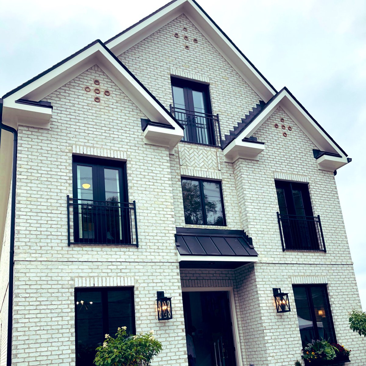 WKRQ's tweet photo. So many amazing homes and ideas at #homearama  @WalworthJCT with @cincybuilders tonight! https://t.co/zx7ByVfIRv