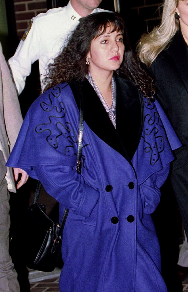 salazardesigner's tweet photo. @_gabiabi Lorena Bobbitt https://t.co/izaDgBmie2