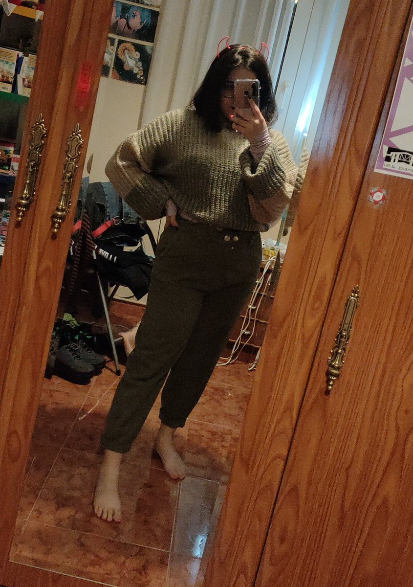 Hoy fue un dia genial.
Fui a ver a @BeldamBlue_ , me regalo la diadema de cuernitos y me dijo que le habia hecho muy feliz verme, yo quede asi 🥺🥺💕💕🥺🥺 , mi madre me compro ropa y fuimos a comer al wok thai, ademas mi jefa me felicito por mi trabajo, en fin 10/10. https://t.co/4Gsyb7dE2H