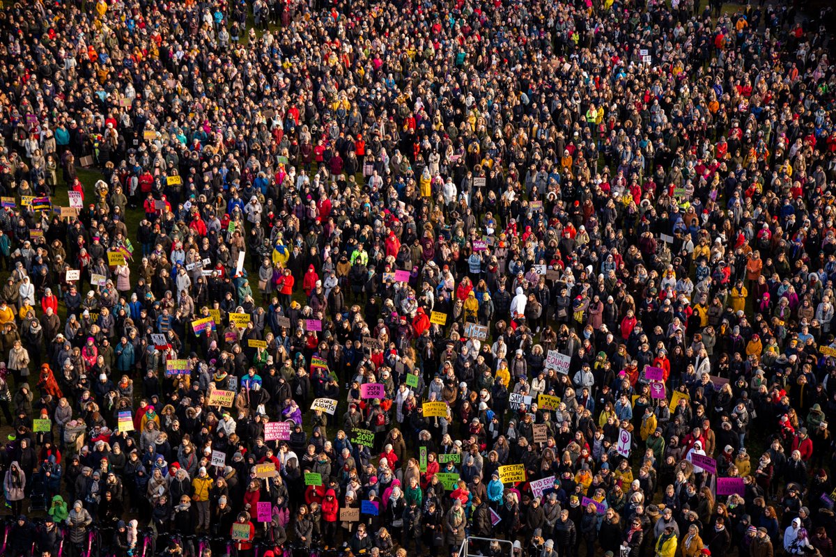 COVID-19 hefur afhjúpað grimmt vanmat á hefðbundnum kvennastörfum sem er í engu samræmi við mikilvægi þeirra. Konur í framlínustörfum eiga miklar þakkir skilið fyrir hetjudáð sína og seiglu í krefjandi aðstæðum. En þær lifa ekki á þökkunum einum saman. #kvennafrí #jöfnkjör