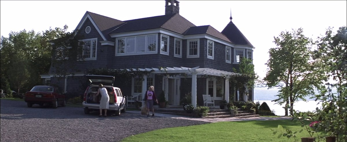 The house that the Spencers live in is 3,500 square feet and was completely built for production of What Lies Beneath. The exteriors AND interiors were then recreated on a soundstage in LA for more dynamic shooting. (There were reportedly 5 versions of the bathroom alone.)
