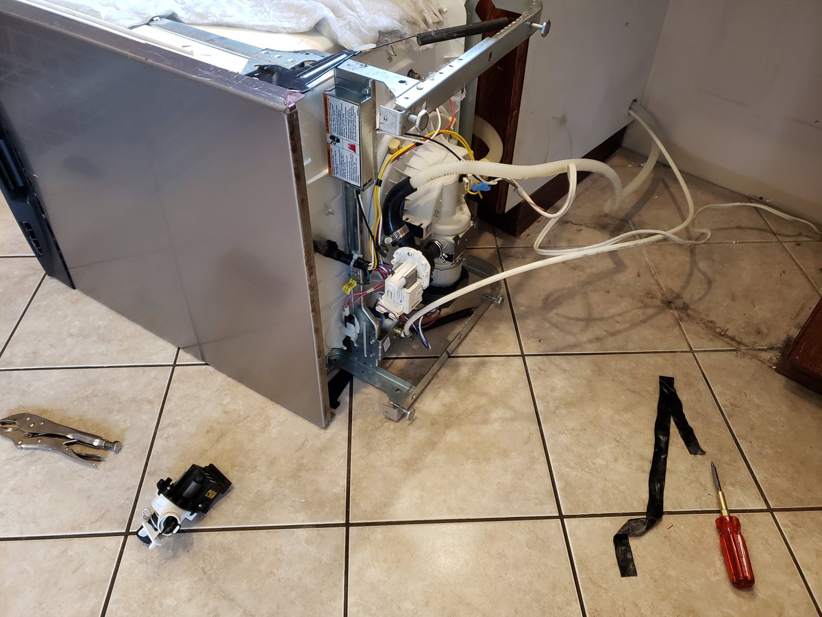 degrootone's tweet photo. "If the women don't find you handsome they should at least find you handy" Red Green #fixeditmyself https://t.co/T7mx8gAPRN