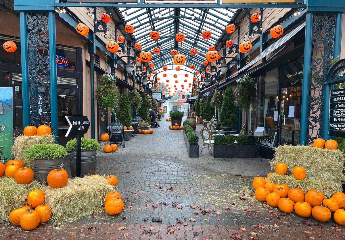 townofsidneybc's tweet image. Sidney is looking truly SPOOKTACULAR!🎃Find details about Halloween in Sidney at: sidneybia.ca/halloween

Thank you to our local businesses, organizations, and @MySidneyBC for bringing it all together! 
#SidneyBC #ExploreSidney
