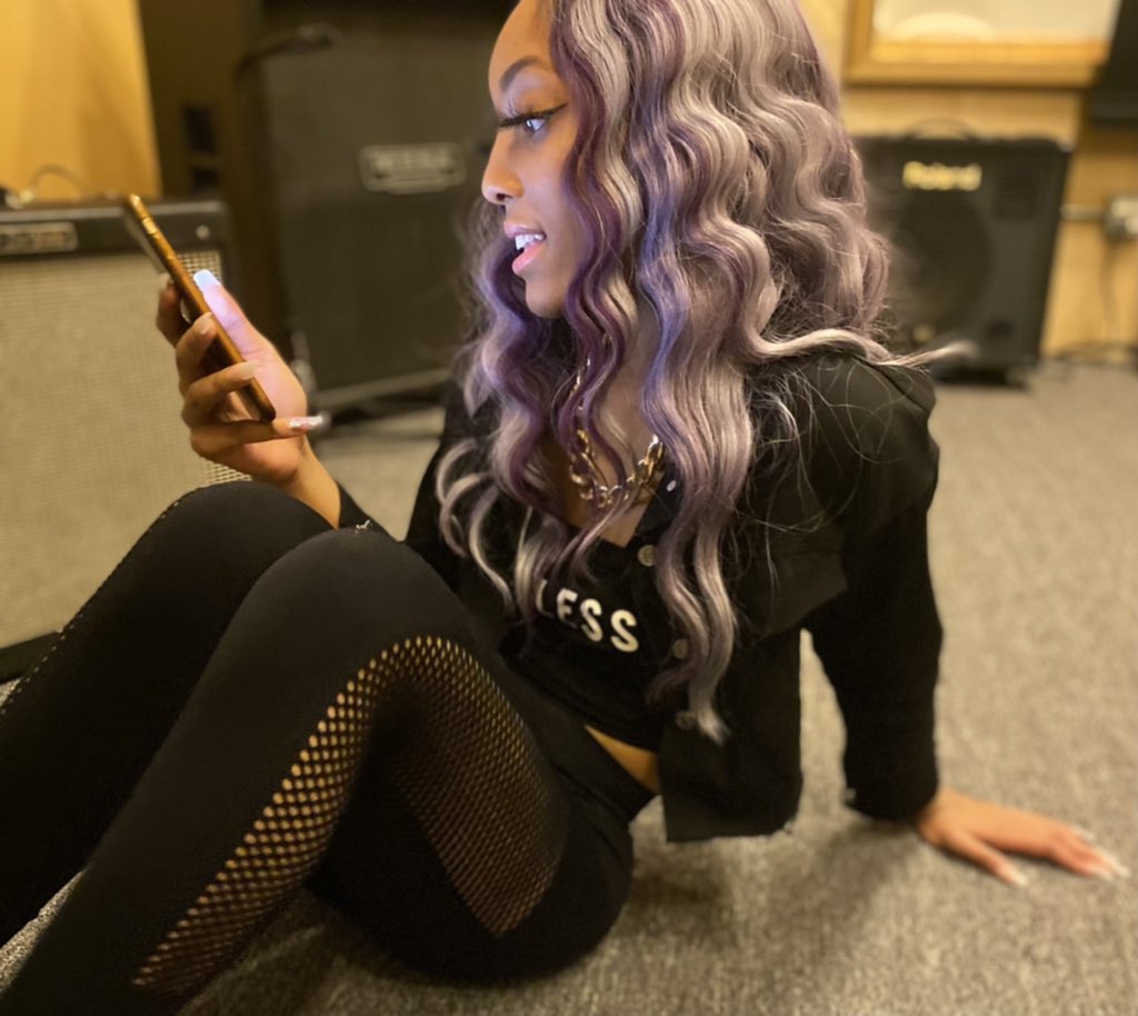 chellybanqz's tweet photo. Invite him to my crib cuz mi casa is su casaaaa 🤪🤗🦾🔥🐐 #shakeitsomemo dropping soon 🔥🔥🔥 https://t.co/LUxZIF0YkH