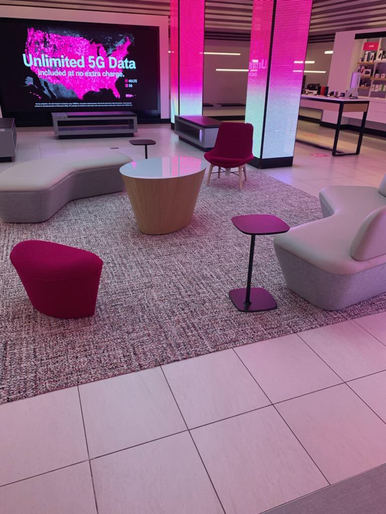natty15's tweet image. Can’t get over how BEAUTIFUL @TMOSantaMonica lounge area looks 😍#ILoveTMobile  #SantaMonica
