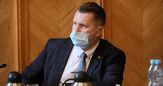 Minister Czarnek: Zdalne nauczanie na razie na dwa tygodnie. Potem stopniowo hybrydowe i w pełni stacjonarne https://t.co/qNsQ7tUbYC https://t.co/UkGDzQGwbL