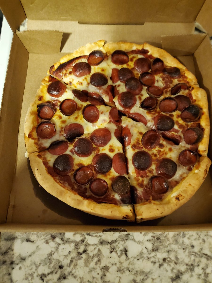 lalajens's tweet photo. @MinskysPizza barry rd east has such bad CS!  Spent 20 minutes on trying to explain my pizza was burnt - got nothing but attitude. Feel bad for @tkelce for his namesake.  They "cant make it" not burned. https://t.co/igrcIAqwKR