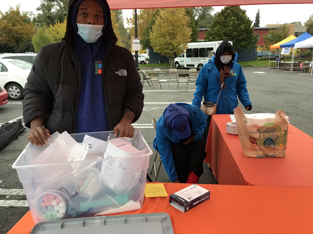 fn_malcolm's tweet photo. Nutrition at rainier beach  safeway serving some good food today  come on down #rainierbeach #safeway https://t.co/oCtTa49rYy