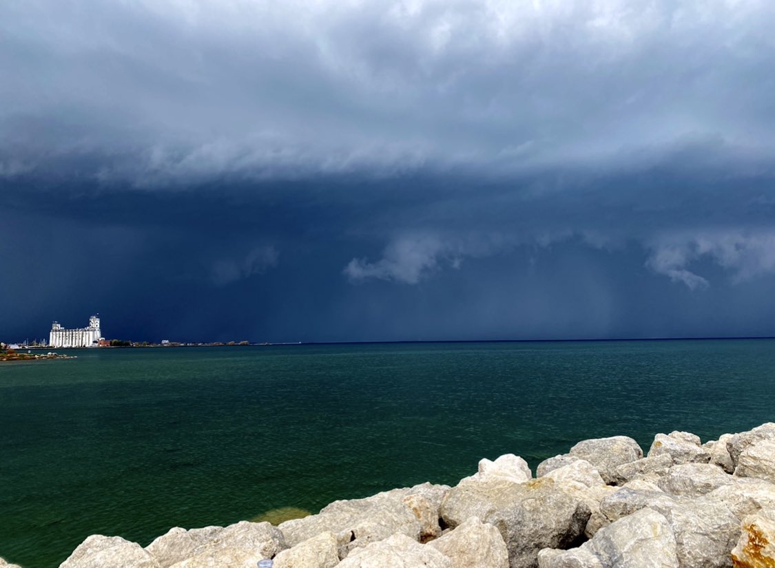 Shelleyskis's tweet photo. @cbc @environmentcanada - took this earlier in @Collingwood and then saw a water spout and got my bum outta there ASAP. https://t.co/CVYZLP7iaN