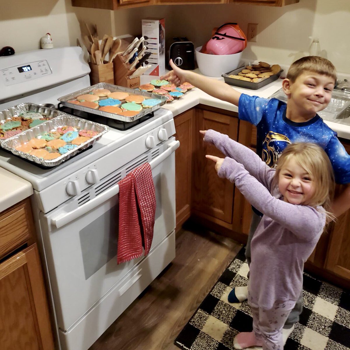 PointersMBB's tweet photo. After a great 👍 1st week back on the 🏀 court...Cookies 🍪 from @ann_h715 and Braxton &amp; Braelynn just hit different.!.!.!

Can’t wait to get back at it next week!

🟣 #Pointers 🟡 https://t.co/5GDxw8YR2V