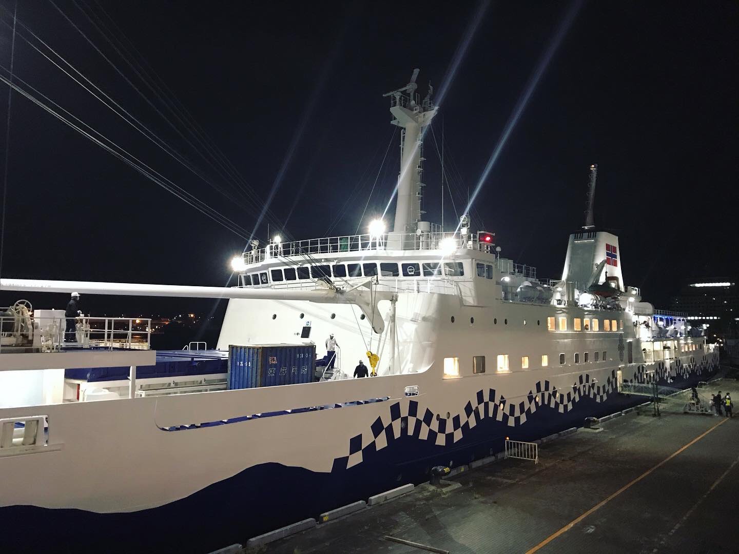 酒徒 しゅと おうちで中華 昨晩は会社から船で帰宅 伊豆諸島へ向かう客船に東京初芝 横浜大さん橋だけ乗る という裏技を知ったのだ しかも 船はこの夏就航したばかりの新造さるびあ丸 テンション上がるぜ お供はスキットルに詰めたウイスキー 出航