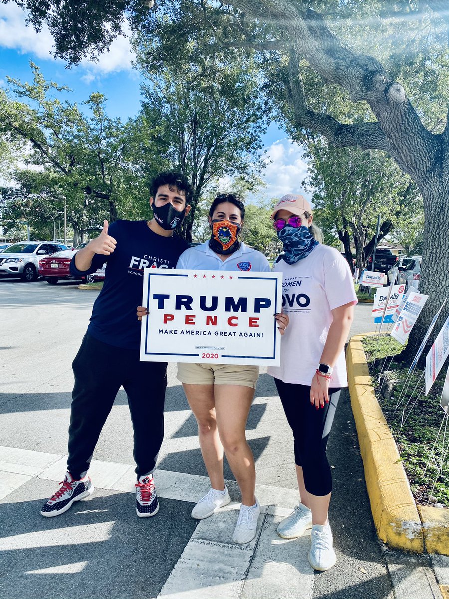 GOPFIU's tweet photo. FIU College Republicans working to #KeepFloridaRed! 🐘🇺🇸 https://t.co/N1ZnIrChEi