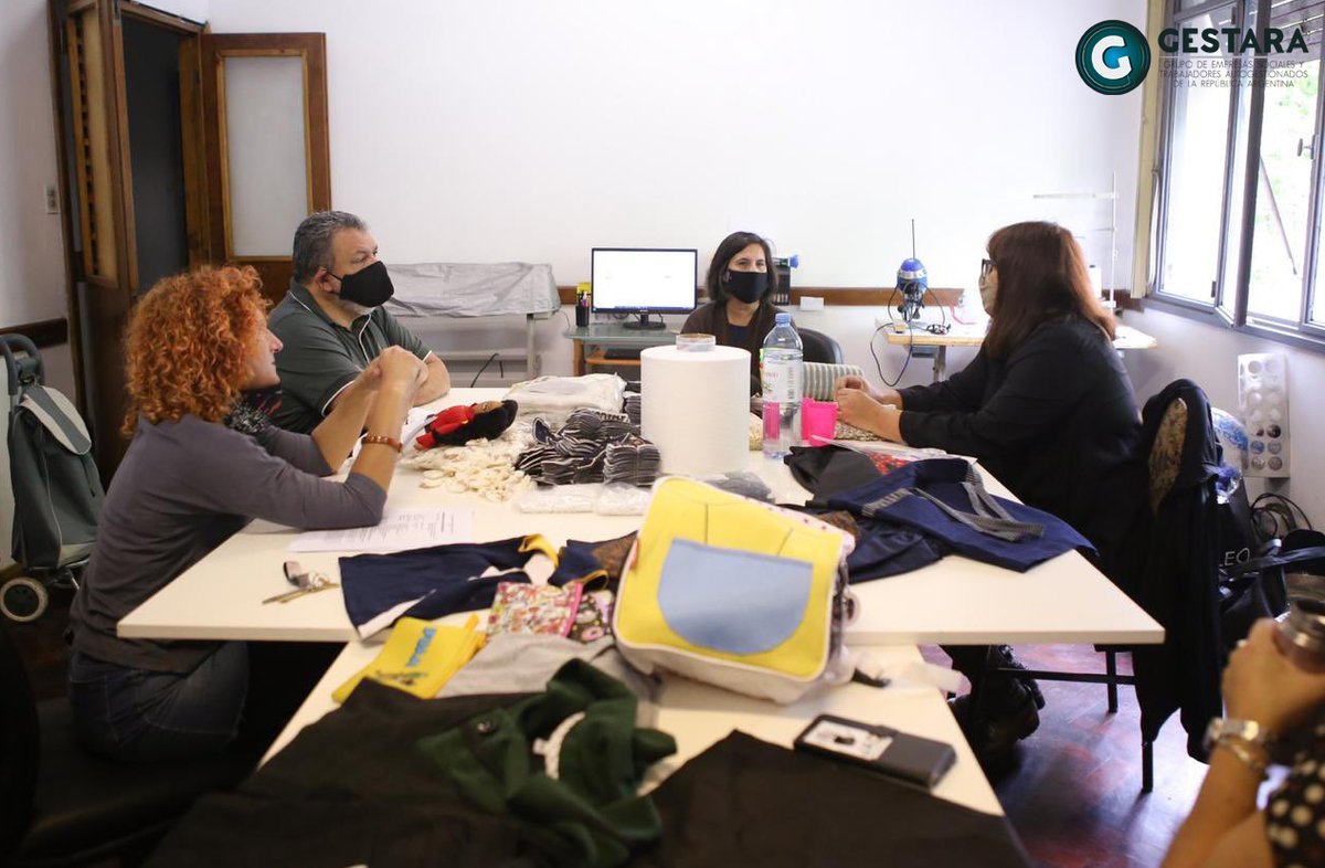Desde🔷#GESTARA Textil 🔷queremos agradecer a Gustavo Aguilera y a Erika Roffler, representantes del M.D.S. de la Nación por la entrega de rezagos de Aduana 
¡Gracias por el apoyo y acompañamiento a las Políticas de Genero y el fortalecimiento de la independencia económica.