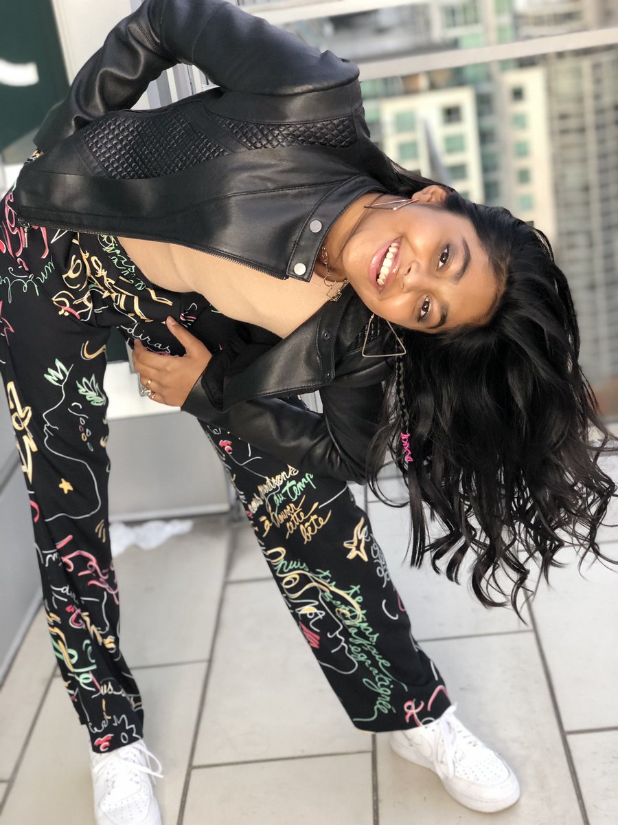 #Fall is in full Swing; Hold up, let me get that Jacket.
Top: @aritzia
Pants: @aritzia
Jacket: From moms closet 🤫@bcbgmaxazria
Shoes: @nike
Jewelry: @willowbrookmall
Ring: Mumbai streets #FashionFriday #OOTD #Nike #teenvibes #PositiveVibes https://t.co/3JAyTM9JUI