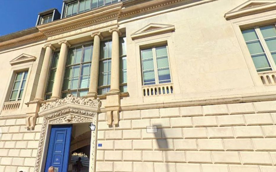 Franse studente krijgt 4 maanden voorwaardelijk voor het schrijven dat Samuel Paty het verdiende om te sterven.