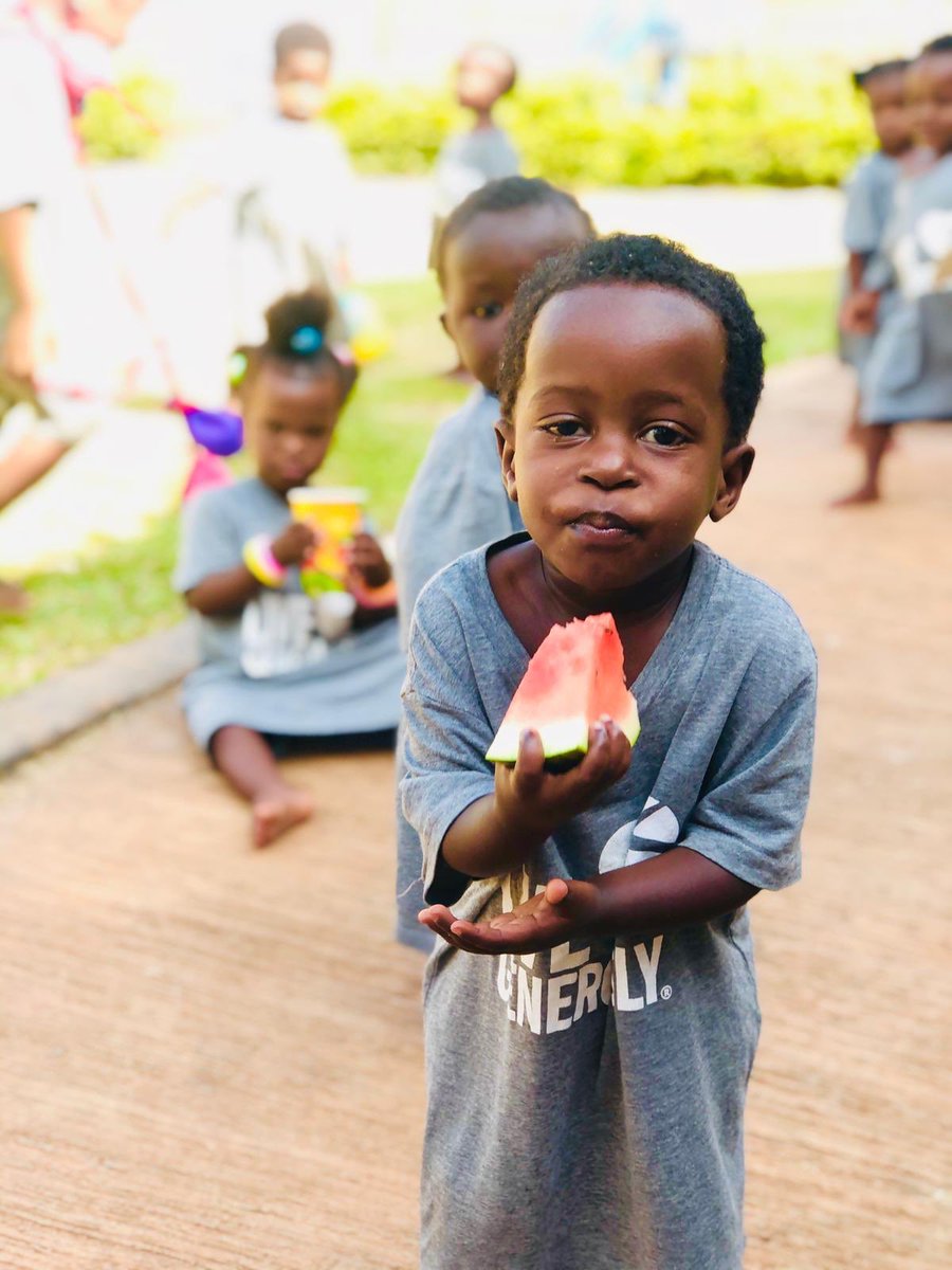 HopeCtrUganda's tweet photo. Happy Friday to you all! May you have a blessed weekend. 
#watermellon #fruit #treat #snack #happy #childrenofuganda #onechildatatime #uganda #happyfriday https://t.co/FYgJ2cY6o1