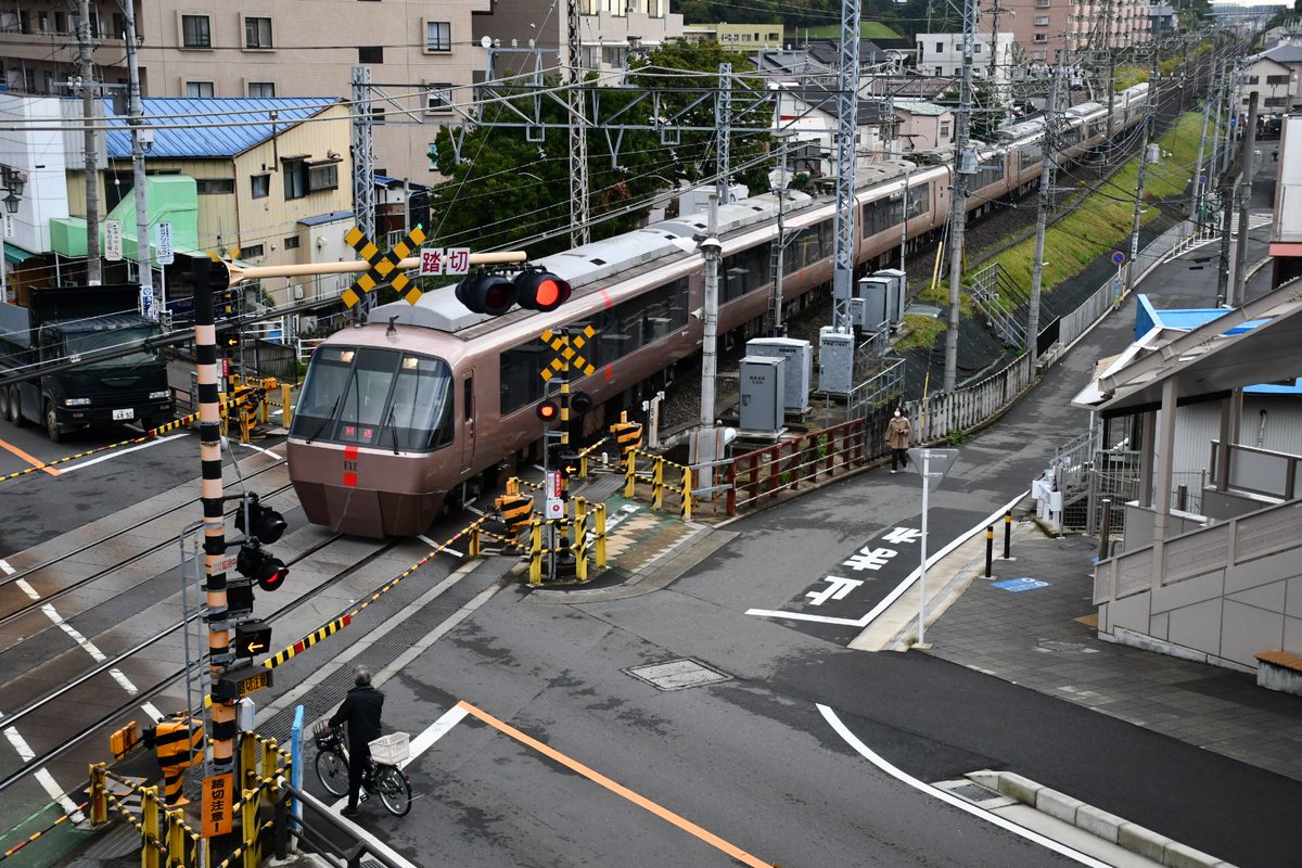 ペーパー二種 おはようございます 鶴巻温泉駅上り方の伊勢原１５号踏切を渡る 神奈中バス 数年前まで 鶴巻温泉駅のバス 乗り場は北口のみで 実車でこの踏切通過を体感出来ましたが 現在は 鶴巻温泉駅南口にバス乗り場が出来たため 巻１２ 系統の