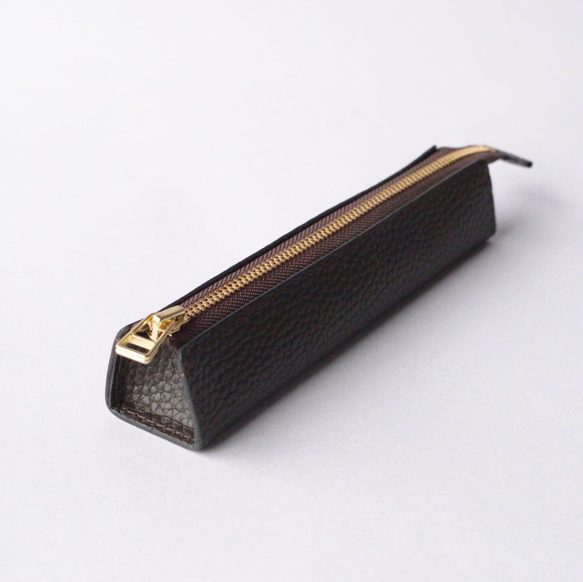 KENCRAF10's tweet photo. 【本革 ペンケース Mサイズ　ブラウン】

商品の投稿を失礼致します。
低価格で皆様にご提供出来るように値段設定をしました。

◆販売サイト
https://t.co/3iPTTB4BFC…

#kencraft #ケンクラフト #文房具 #ペンケース #筆箱  #ブラウン #おしゃれ #かっこいい #レザー #ミニマリス https://t.co/Ms3ZkiMNLH