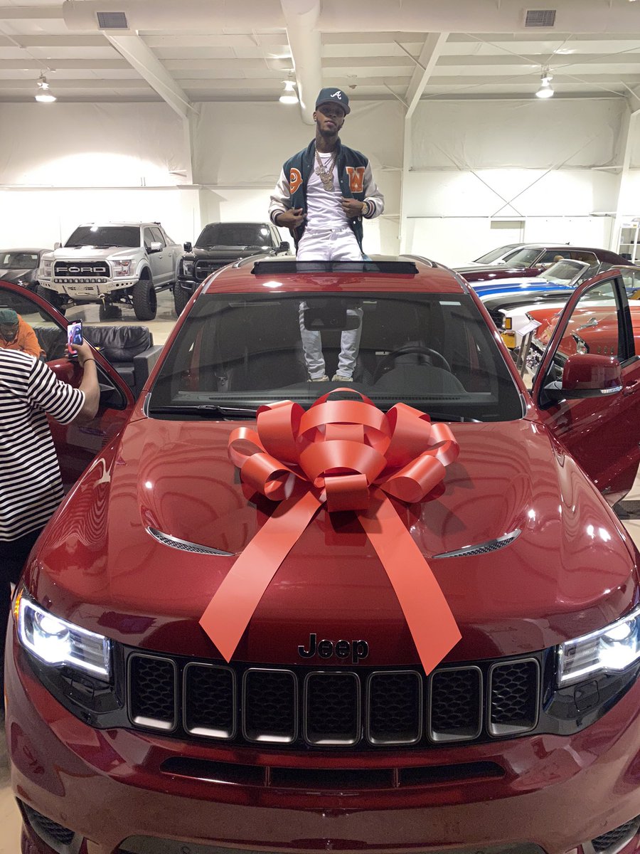 toosii2x's tweet photo. new 2020 Trackhawk 💰 https://t.co/eDw1Cvk1et