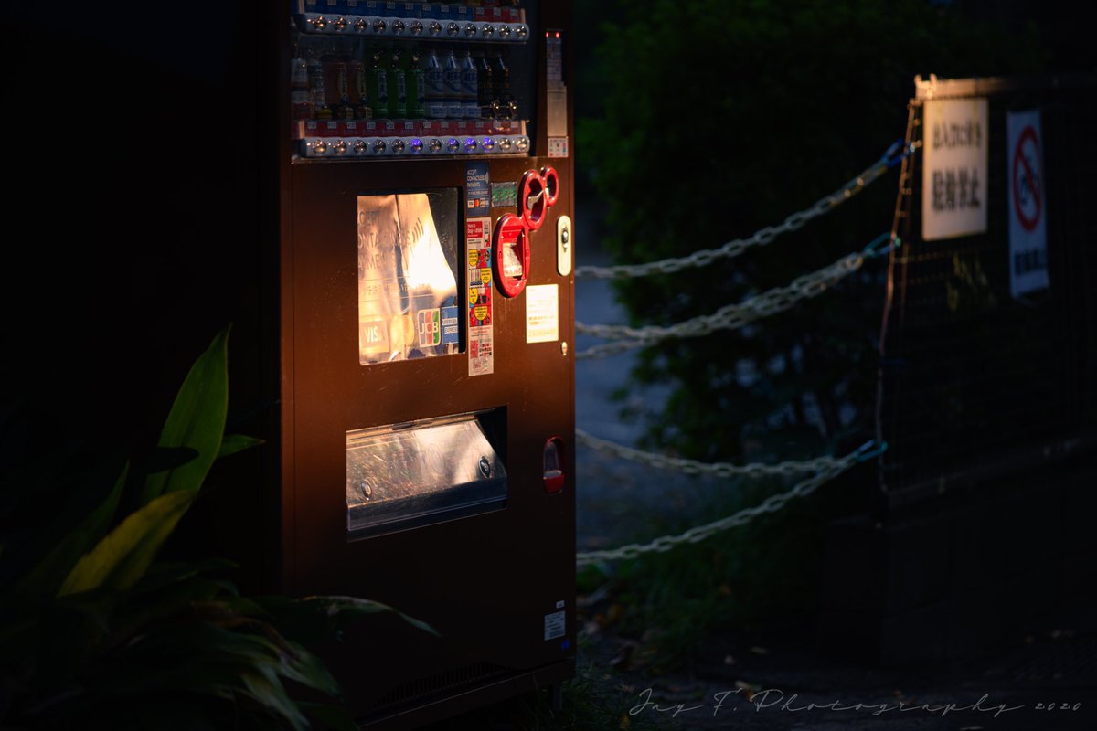 JayCus33's tweet photo. Vending machine light and darkness.

Nikon D850 
CarlZeiss APO Sonnar 2/135

#SnapShot #autumn #ApoSonnar #135mm #streetsnap #shadow #photography #Nikon #CarlZeiss #スナップ写真 #お写ん歩 #写真好きな人と繫がりたい #ファインダー越しの私の世界 #キリトリセカイ　#NikonD850 #D850 https://t.co/AQmY7rx3u2