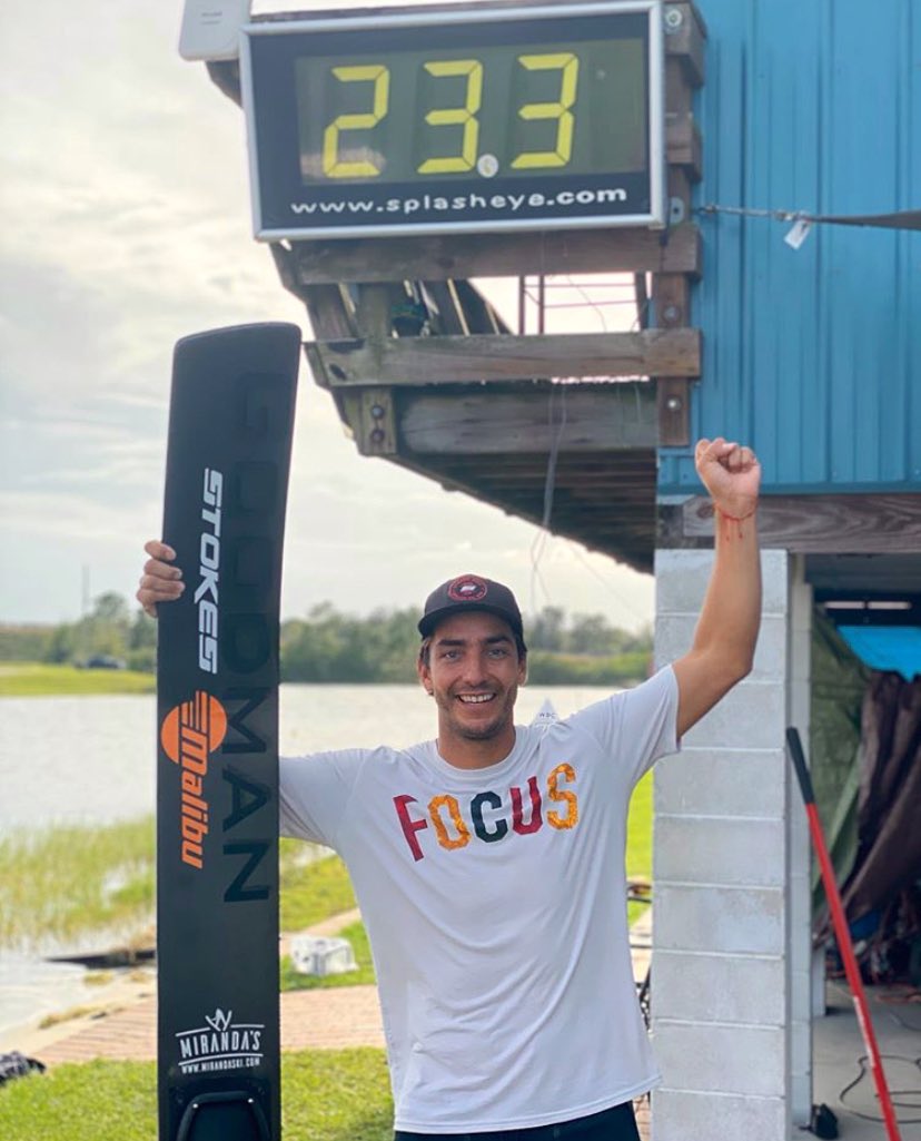 ¡😱 OOOOOOTRA VEZ RÉCORD! 🔥🔥 Felipe Miranda volvió a romper la marca nacional en el Salto de Esquí Náutico, fijando esta vez la distancia en 71,1 metros.
¡Grande, <a href="/Pipe_Miranda/">Felipe Miranda</a> 👊! ¡Muchas felicitaciones 🙌!
#TodosSomosTeamChile 🇨🇱