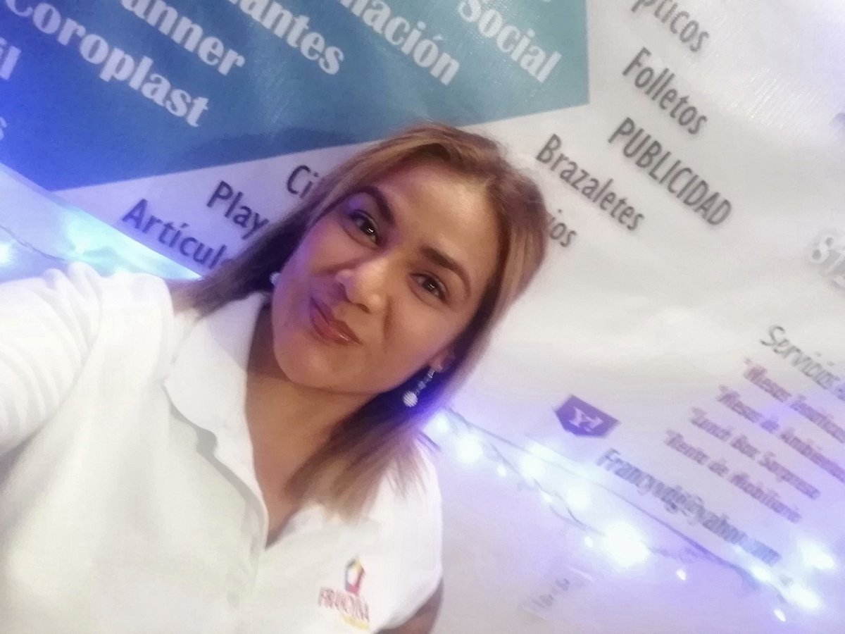 😉#FelizViernesATodos vamos en vivo por #FacebookLive acompáñame....!!!! 😃 https://t.co/8WSsT3OLOK