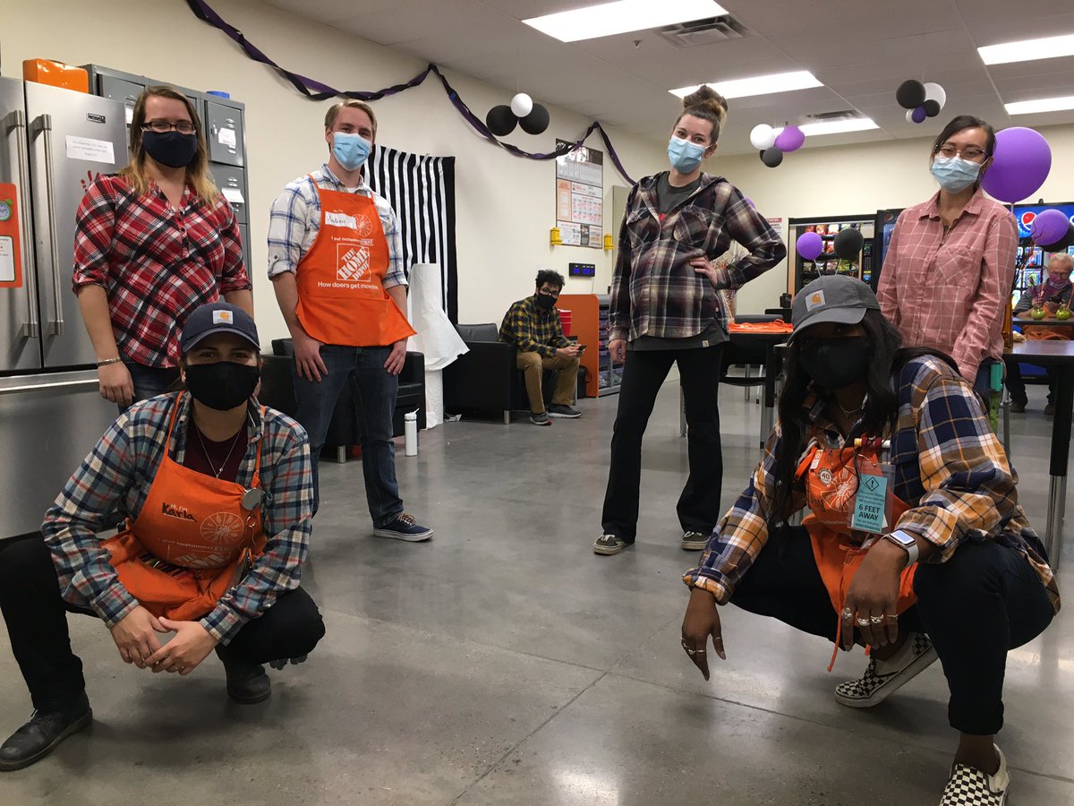 PaulRodTHD's tweet image. Flannel Friday. 421 associates coming together in high spirits#dynamicd18#d18cam