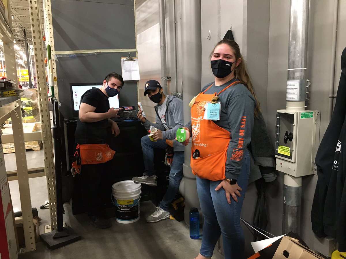 PaulRodTHD's tweet image. Flannel Friday. 421 associates coming together in high spirits#dynamicd18#d18cam