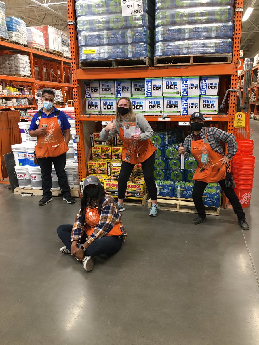 PaulRodTHD's tweet image. Flannel Friday. 421 associates coming together in high spirits#dynamicd18#d18cam