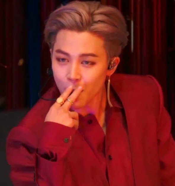 Minne_redbull's tweet photo. Algun alma bondadosa que me pase la foto de Jimin en #FilterFirstStage donde esta lanzando el beso con su manito porfavoor #jiminfilter เฒฅ_เฒฅ https://t.co/GjIub3e6r5
