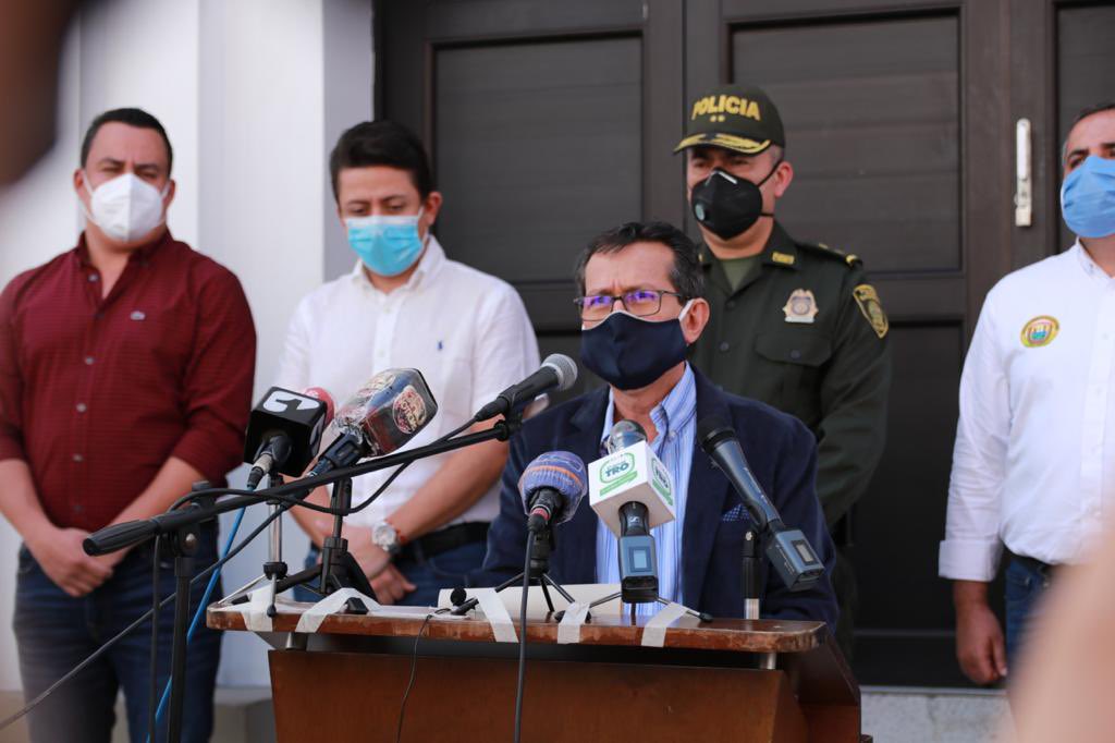 GobdeSantander's tweet photo. Gracias al trabajo articulado entre la fuerza pública y la Secretaría del Interior, se logró desarticular la banda delictiva ‘los Carritos’ que operaba en el área metropolitana. ✅

¡El Gobierno #SiempreSantander sigue trabajando por mantener la seguridad en el territorio! https://t.co/oPcTVwlLNt