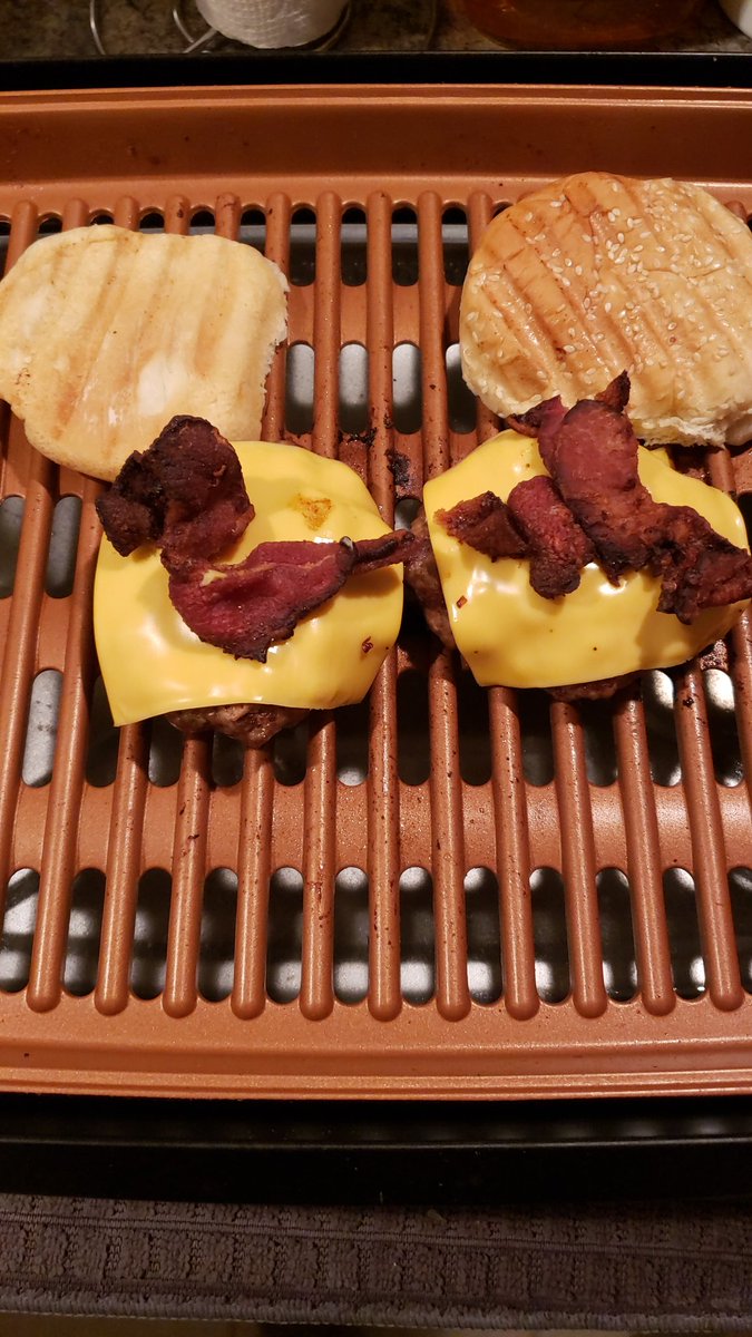 PitoTorres821's tweet photo. @PacoLozadaPr @antoniocruz528 el super hamburger del que hablabamos en el Podcast. https://t.co/xi8qErVnSe