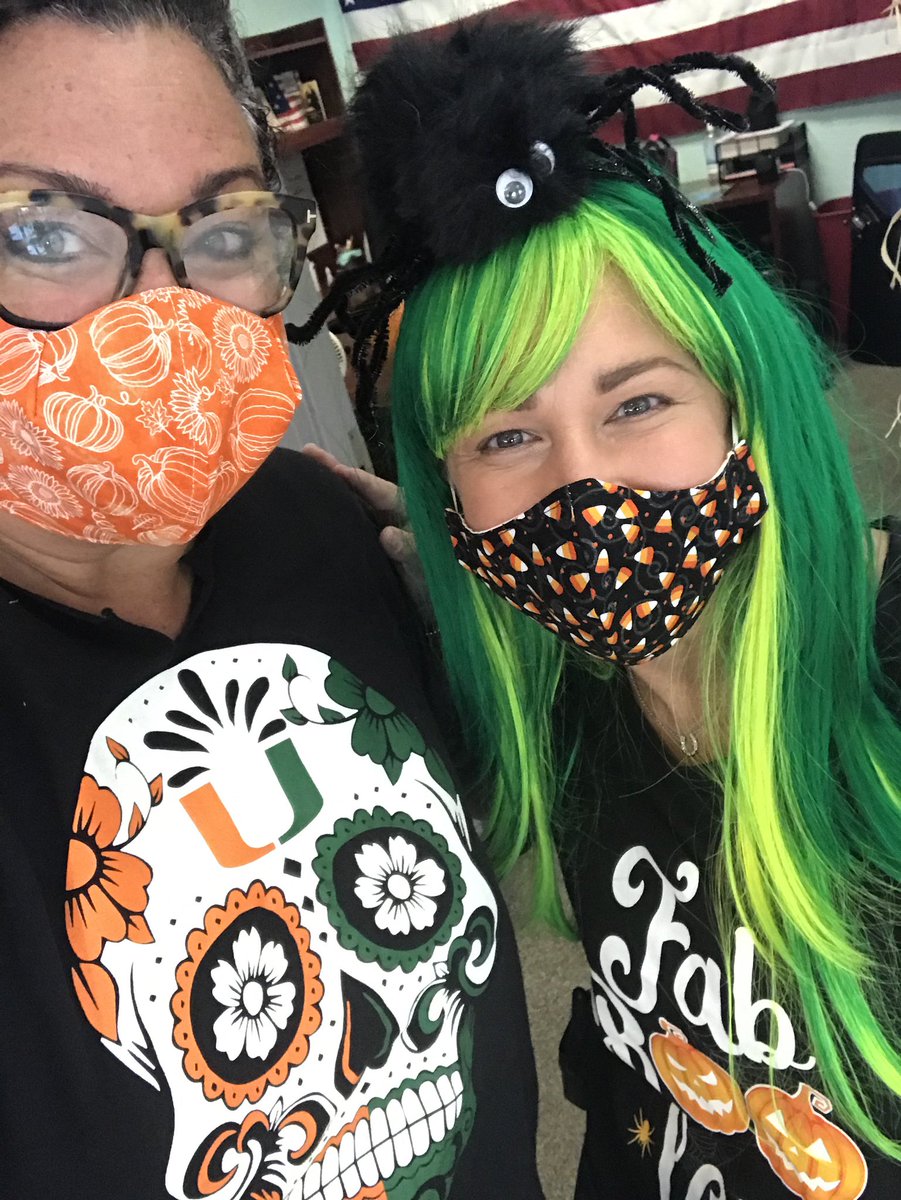 weese_kim's tweet photo. FRIDAY!! ππ»πΈπ·π #TGIF #WigsInTheLibrary @Cygnal20 @LauraRu71226128 https://t.co/Ws6gNYWl8o