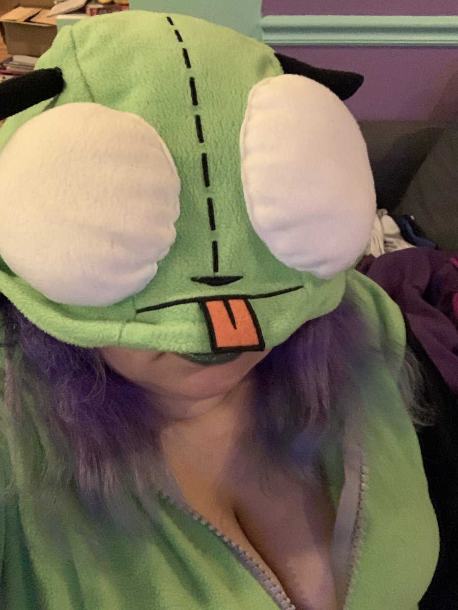 pixie_styx's tweet image. Tonight Gir is watching #TheLastDriveIn #HalloweenHideaway @SetDarcyFree @therealjoebob @kinky_horror