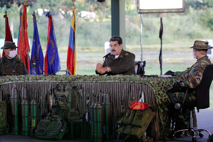 NicolasMaduro's tweet photo. Reitero el llamado a la FANB a estar prestos para rechazar cualquier incursión o agresión armada que pueda suscitarse en nuestras fronteras terrestres y marítimas. Preparémonos para defender nuestro amplio Mar Caribe y el suelo sagrado de Venezuela frente a cualquier enemigo. https://t.co/FrwrTnRpau